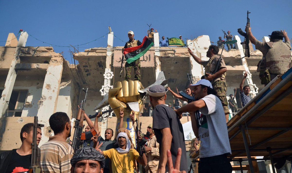 Sukilėliai prie Muammaro Gaddafi tvirtovės Libijos sostinėje