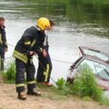 Vilniuje į Nerį įlėkė automobilis