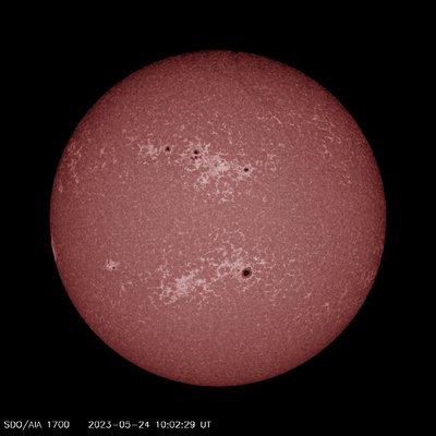 Saulės dėmė nukreipta tiesiai į Žemę. SDO/NASA/SpaceWeatherLive iliustr.