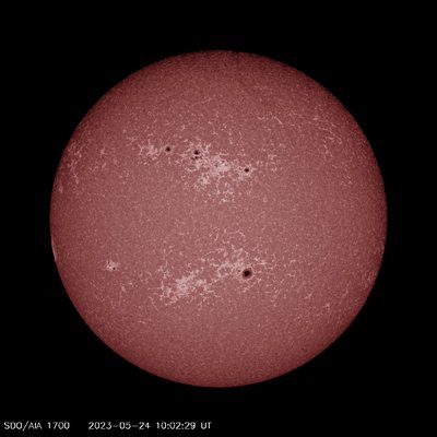 Saulės dėmė nukreipta tiesiai į Žemę. SDO/NASA/SpaceWeatherLive iliustr.