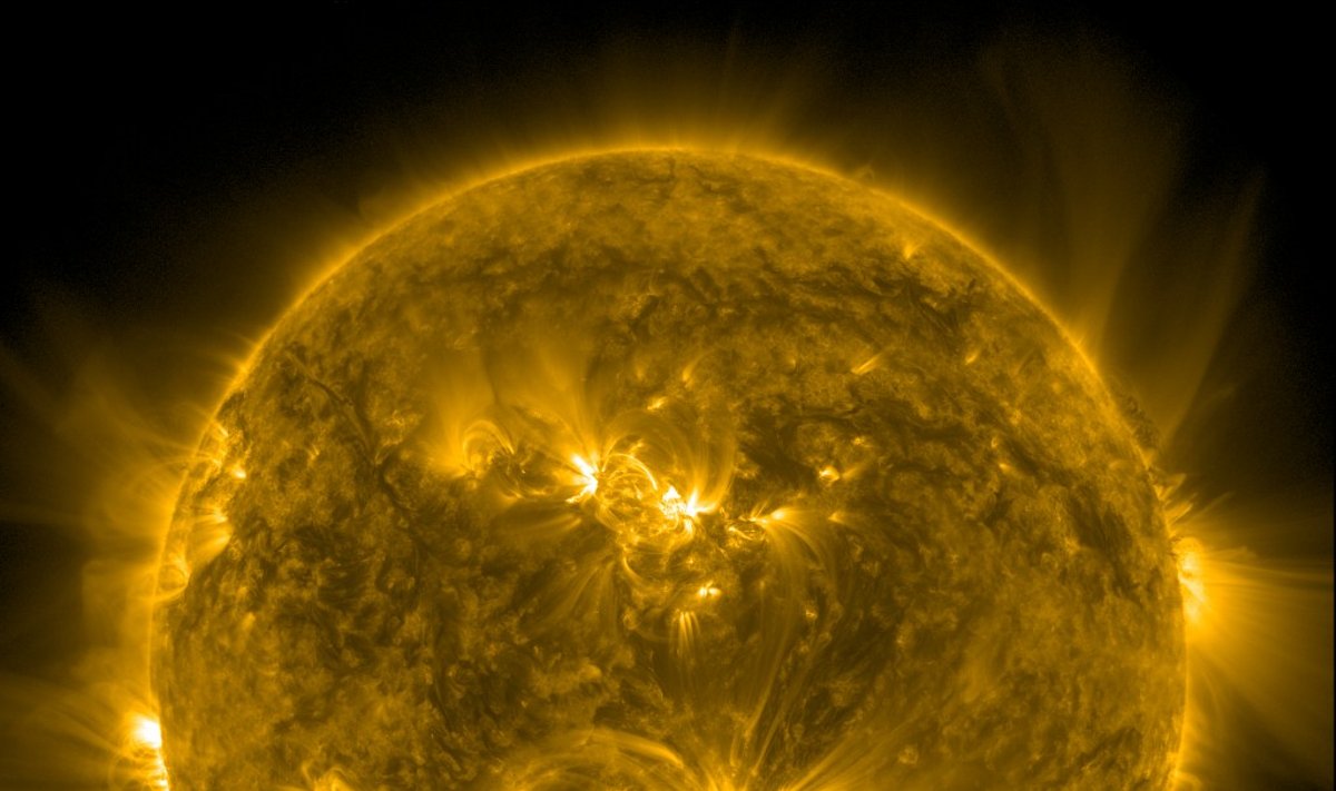 Saulės dėmė nukreipta tiesiai į Žemę. SDO/NASA/SpaceWeatherLive iliustr.