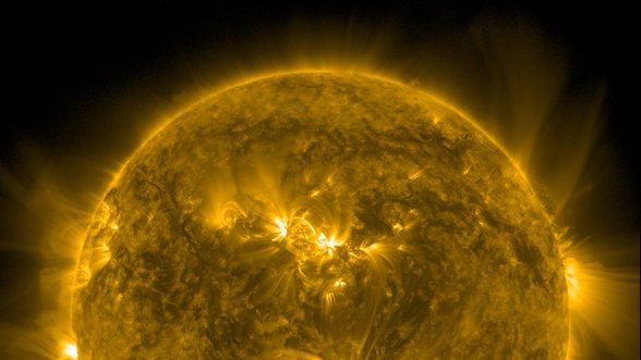 Tiesiai į mus nukreipta milžiniška juoda dėmė Saulėje – keturis kartus didesnė už Žemę: perspėja apie galimą galingą žybsnį