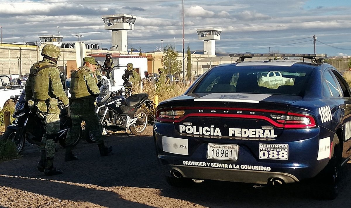 Meksikos policija prie kalėjimo