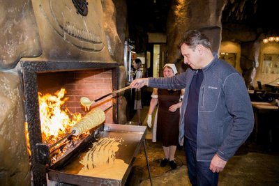 Žurnalistas Vitoldas Milius kepa šakotį