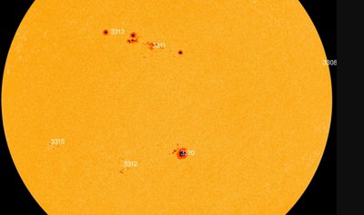 Saulės dėmė nukreipta tiesiai į Žemę. SDO/NASA/SpaceWeatherLive iliustr.