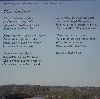 Janinos Degutytės eilėraštis informaciniame stende Ledakalnyje