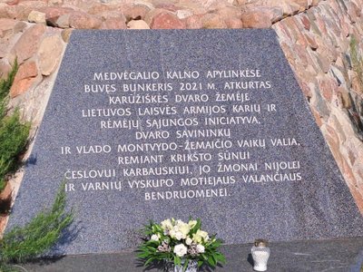 Atminimo lenta ties atkurta partizanų žemine netoli Medvėgalio piliakalnio (nuotr. iš Ramūno Karbauskio asmeninio archyvo)
