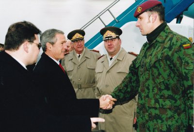 JAV prezidentas G. W. Bushas spaudžia ranką Sauliui Guzevičiui 