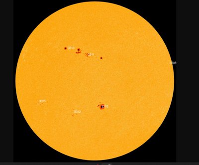 Saulės dėmė nukreipta tiesiai į Žemę. SDO/NASA/SpaceWeatherLive iliustr.
