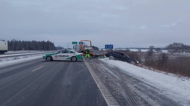 Вильнюсская полиция помогла вытащить из кювета автомобиль BMW