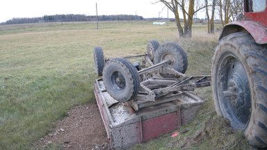 Apvirtusio savadarbio traktoriaus vairuotojas mirė ligoninėje