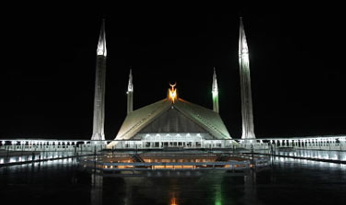 Naktinis Faisal mečetės vaizdas Islamabade, Pakistane.