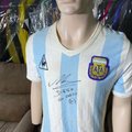 Aukcione parduodami Diego Maradonos marškinėliai su jo parašu