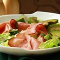 Avokado salotos su skumbre, riešutais, nektarinais (3 receptai)