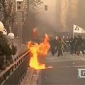 Graikijoje protestuotojai padeginėjo bankus ir parduotuves