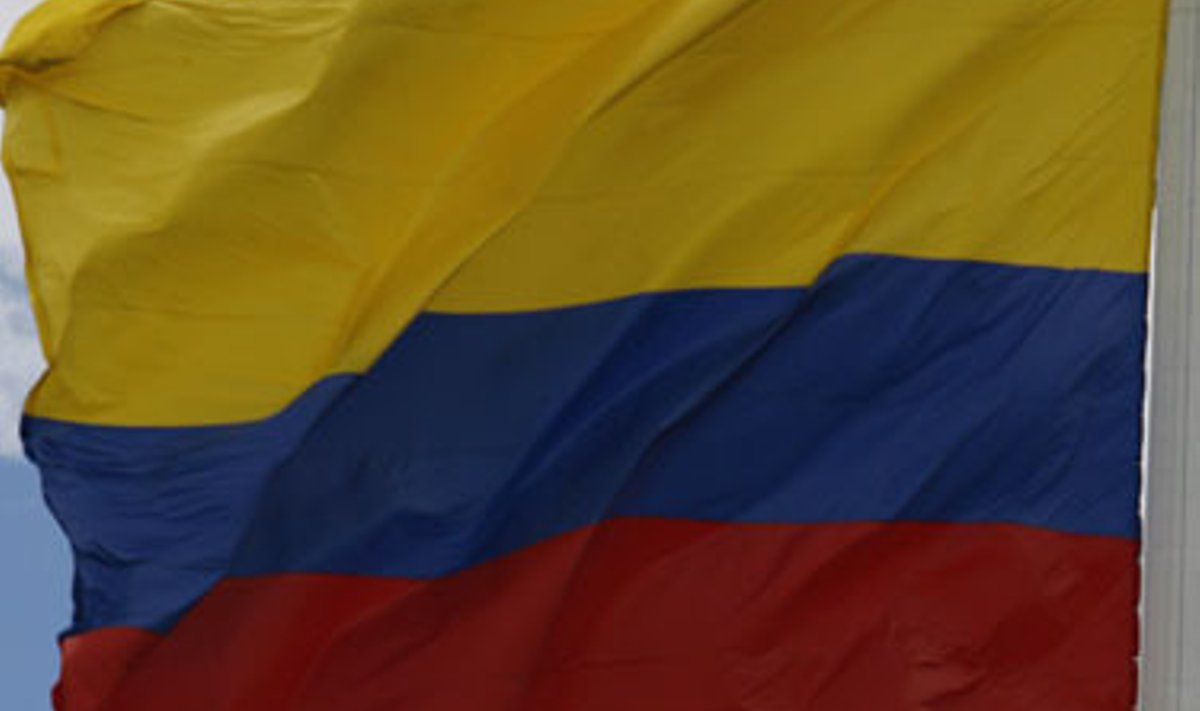 Straigtasparniai skrenda netoli Kolumbijos vėliavos