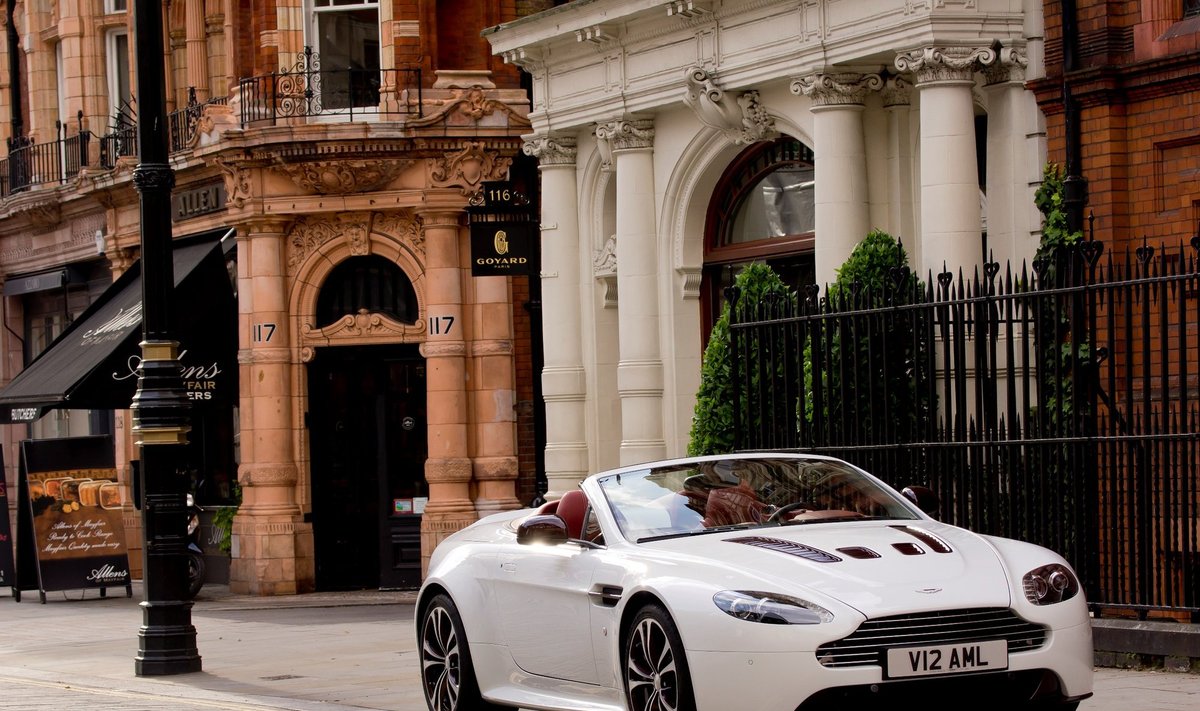 Aktoriaus Danielio Craigo pasirinkimas realiame gyvenime buvo Aston Martin V12 Vantage Rodster