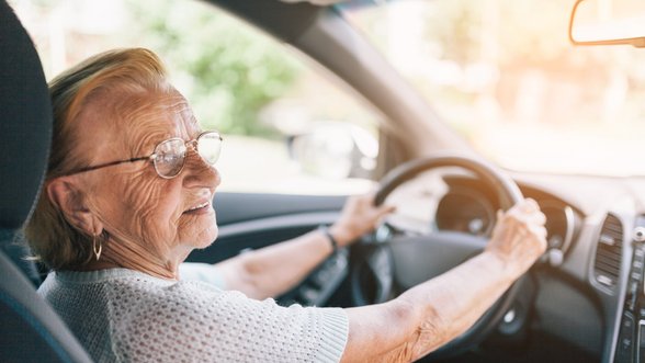 Senolės vairavimo ypatumai buvo verti filmavimo kameros: o ji sau ramiausiai nuvažiavo