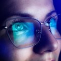 Mėlyną šviesą blokuojančių „stebuklingų“ akinių tyrimas: naujausi duomenys parodė, kaip iš tikrųjų jie veikia