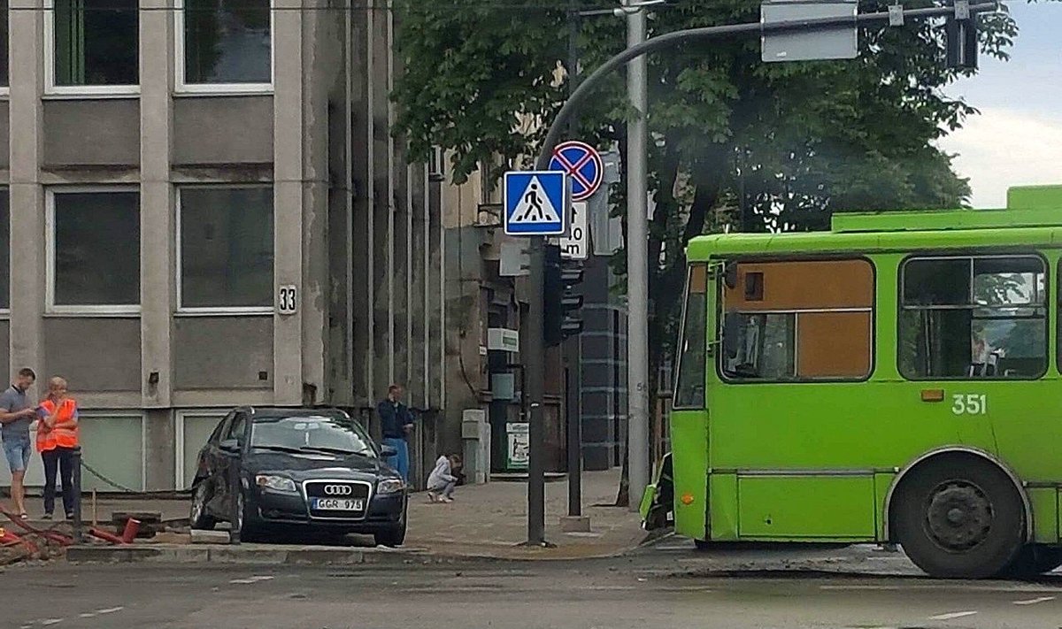 Avarija Mickevičiaus ir Donelaičio gatvių sankirtoje Kaune
