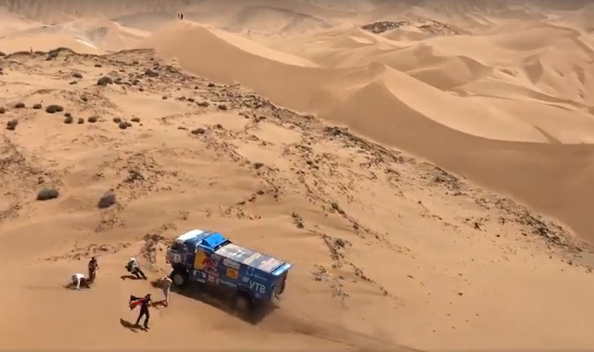 "Kamaz" sportininkai Dakare važiuojantys tiesiai ant žiūrovų