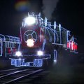 Per Bogotą pūškuojantis apšviestas traukinys dovanoja Kalėdų džiaugsmą
