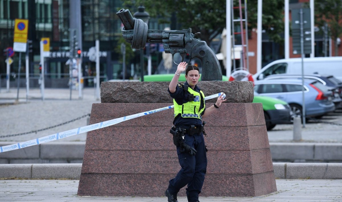 Švedijos policija praneša pašovusi žmonėms traukinių stotyje grasinusį vyrą 