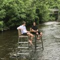 Užupyje – upėje pastatytų kėdžių duetas: pokalbiams prisės ir žinomi žmonės, ir praeiviai