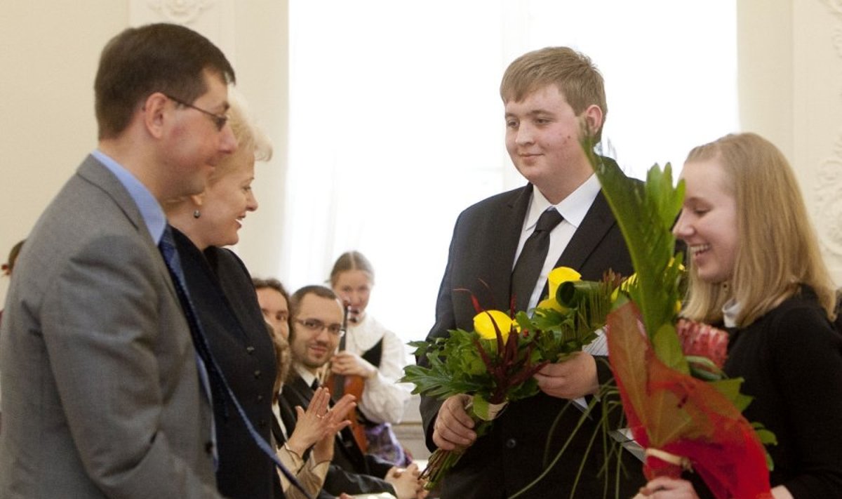 Povilas Kavaliauskas teikia gėles Daliai Grybauskaitei