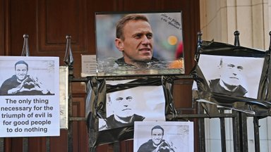 Мать Навального не пускают в морг, где должно находиться его тело
