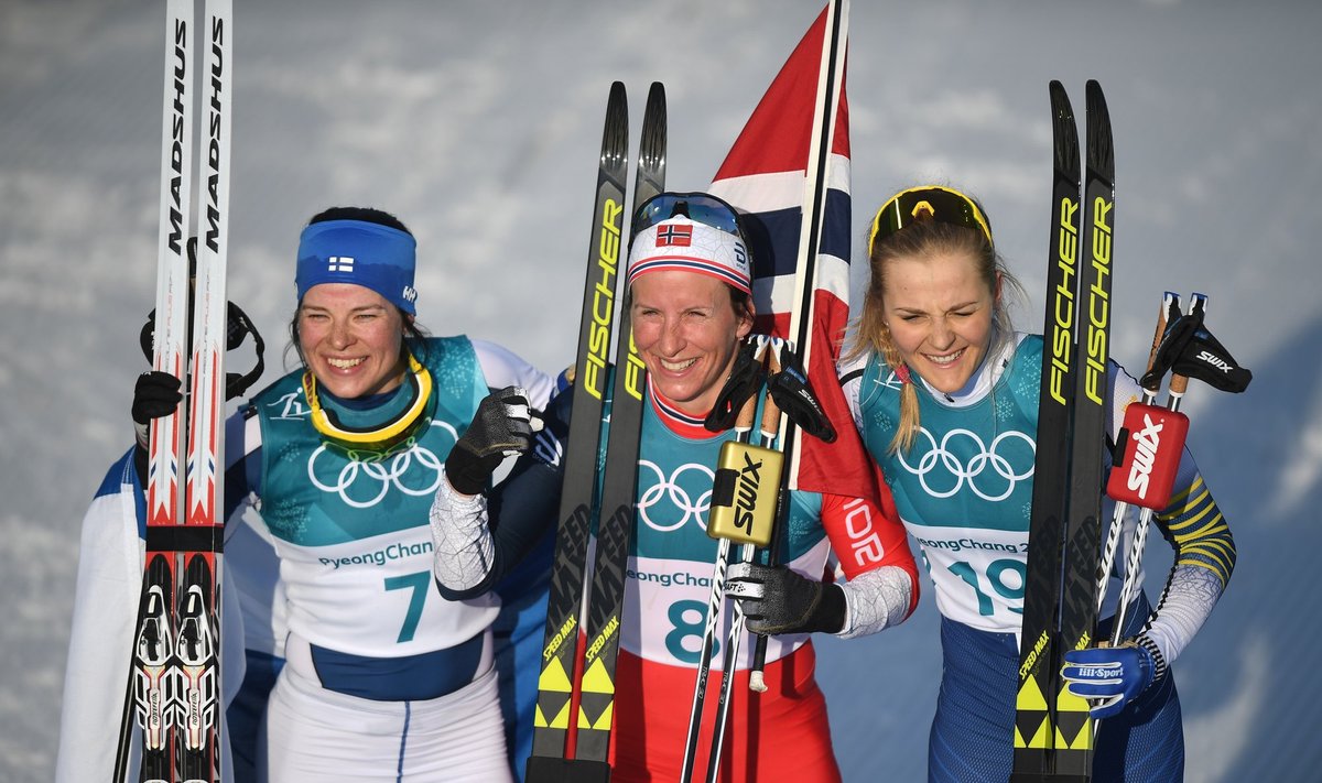 Norvegė Marit Bjorgen, iš kairės  suomė Krista Parmakoski, iš dešinės - švedė Stina Nilsson