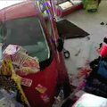 Dramatiškame vaizdo įraše – automobilis, kliudydamas vaiką, rėžiasi į parduotuvę