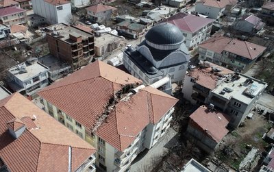 Adijamane (Turkija) po 2023 m. vasario 6 d. žemės drebėjimo ant gyvenamojo namo nuvirtęs minaretas