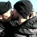 To dar nebuvo kariuomenėje: jūreivio bučinys tos pačios lyties asmeniui viešai