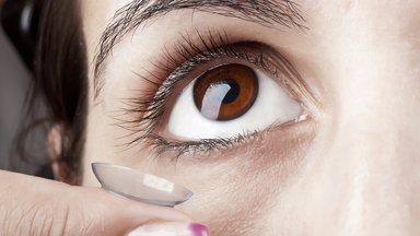 Gydytoja įspėja, kokiais atvejais kontaktinius lęšius reikia kuo skubiau išimti iš akių