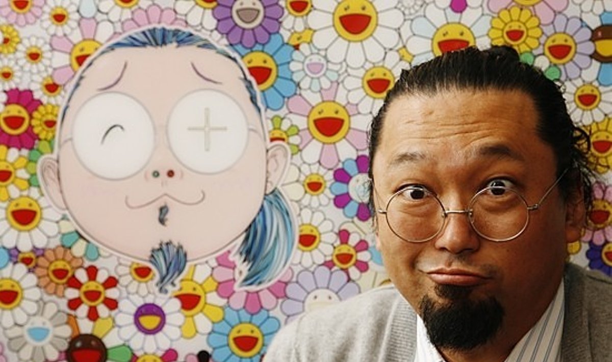 Japonų menininkas Takashi Murakami pozuoja šalia savo kūrinio parodoje Londone.