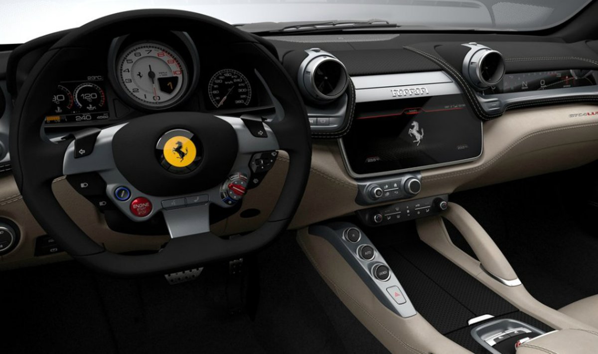 Bankininkai leido laiką prie "Ferrari" vairo