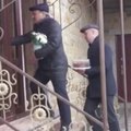 [Delfi trumpai] Rusijoje žuvusių karių artimuosius nusprendė „nuraminti“ saldumynais (video)