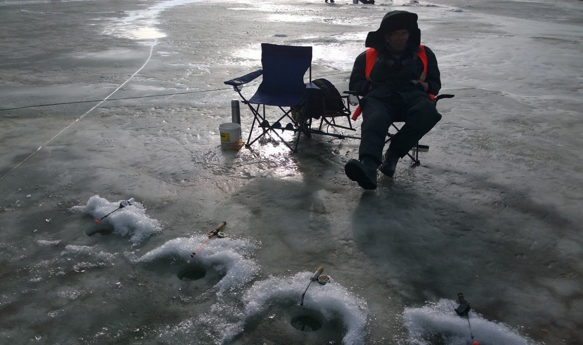 Hidrologai įspėja, kad jau artėjantį savaitgalį ant kai kurių Kuršių marių ledo vietų lipti bus pavojinga