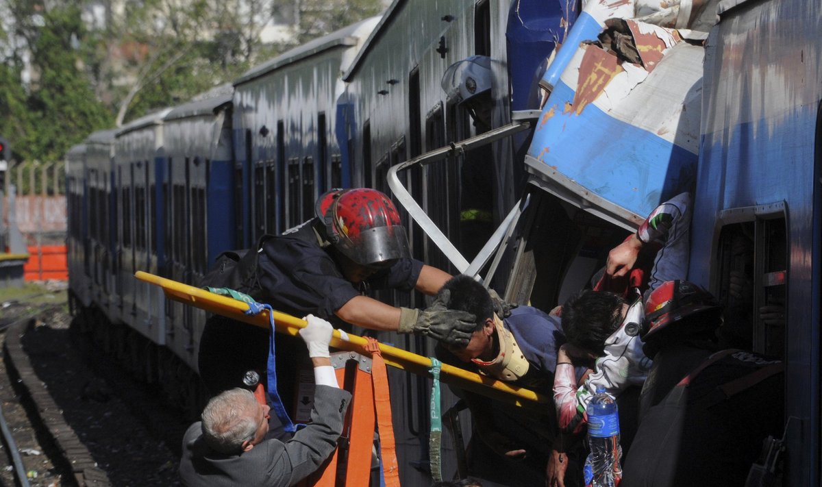 Traukinio avarijoje Argentinoje nukentėjo šimtai žmonių