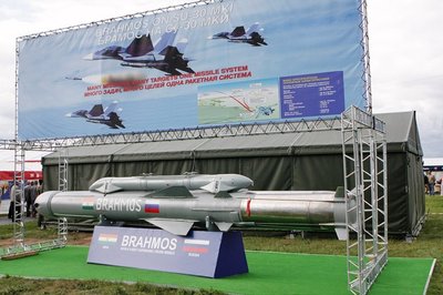 Bendromis Rusijos ir Indijos pastangomis sukurta milžiniška raketa "BrahMos"
