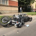 Po susidūrimo su taksi Kaune sunkiai sužalotas motociklininkas