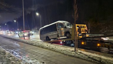 В Вильнюсе нетрезвый водитель маршрутного автобуса врезался в BMW