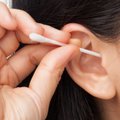 Valydami ausis žmones dažnai daro didelę klaidą: tai tik paskatina sieros kamščių susidarymą