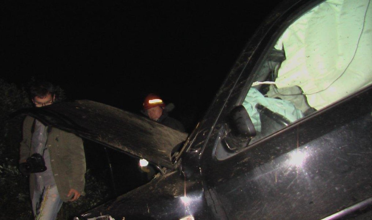 Moters vairuojamas džipas nusivertė nuo skardžio