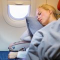 Paaiškino, dėl kokių dviejų priežasčių nepatartina miegoti lėktuvui kylant ir leidžiantis