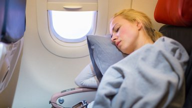 Paaiškino, dėl kokių dviejų priežasčių nepatartina miegoti lėktuvui kylant ir leidžiantis