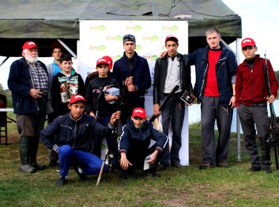 Vacys Paulauskas su Romų bendruomenės jaunaisiais meškeriotojais renginyje „Žvejok 2016“