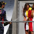 J. Villeneuve: jei „Mercedes“ pilotai daužysis vienas į kitą, čempionu gali tapti D. Ricciardo
