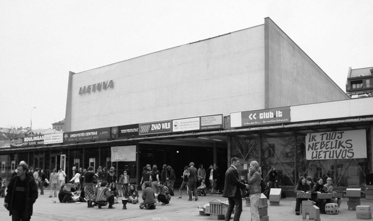 Prie „Lietuvos“ kino teatro 2005 m.